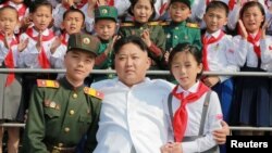 Нынешний лидер Северной Кореи Ким Чен Ын (в центре) на выступлении учащихся школ. Пхеньян, 8 июня 2016 года.