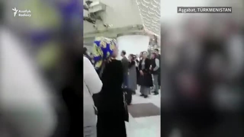 Türkiýä goýberilmedik türkmenistanlylar aeroportda nägileligini bildirdiler