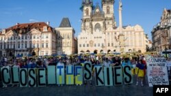 Demonstranti drže žute i plave kišobrane dok protestuju protiv ruskog rata u Ukrajini i traže veću podršku SAD i NATO-a kako bi se Ukrajina mogla odbraniti od ruske invazije, 7. septembra u Pragu.