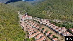 Поглед от въздуха към наводнения комплекс „Елените“, от който се вижда коритото на река Дращела (Козлука), което е блокирано от строеж