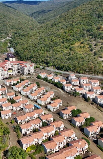 Строителство върху реки и дерета и блокирани корита създават риск