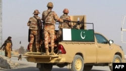 Сарбозони покистонӣ дар марз бо Афғонистон