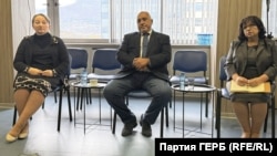 Деница Сачева, Бойко Борисов и финансовата министърка Теменужка Петкова от ГЕРБ по време на срещата с работодателите в централата на ГЕРБ преди седмица