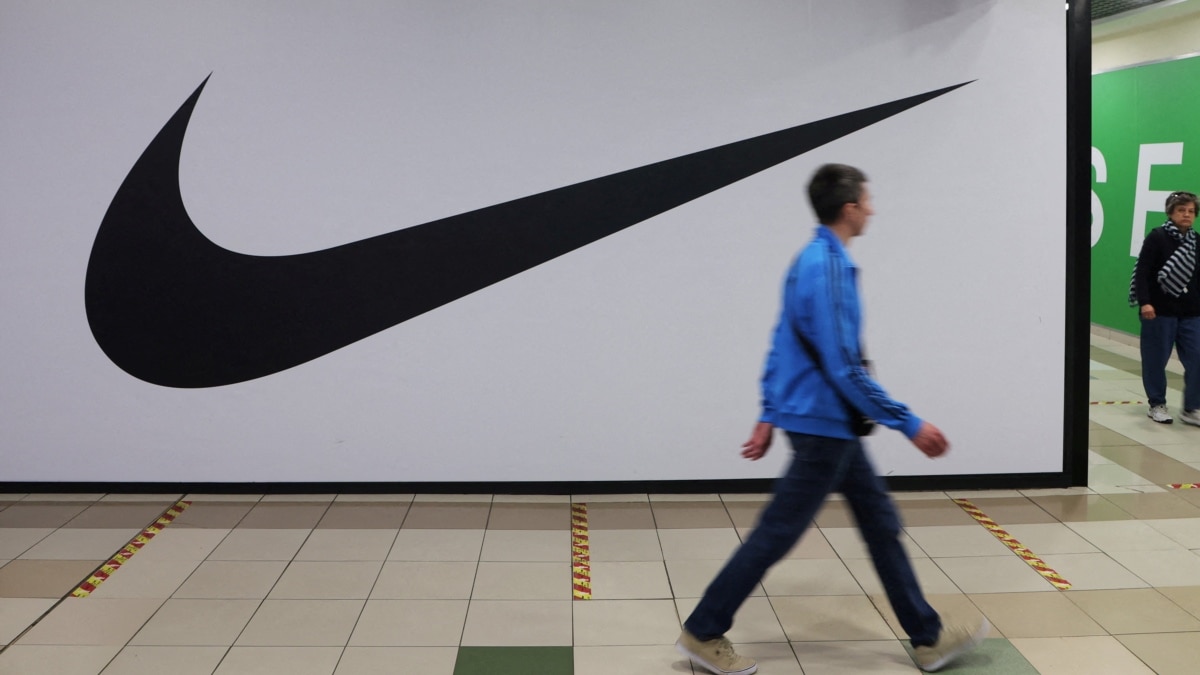 Американский гигант спортивной одежды Nike полностью уходит с российского рынка из-за войны на Украине