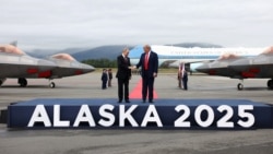 Президент России Владимир Путин и президент США Дональд Трамп на трибуне на взлетно-посадочной полосе после того, как они прибыли на встречу на базу в Анкоридже, Аляска, США, 15 августа 2025 года