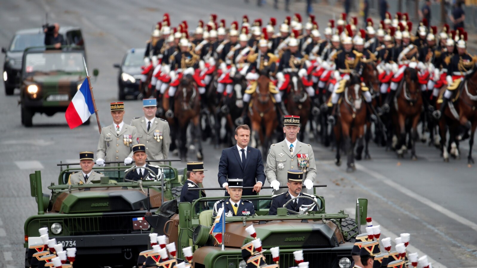 Peste 4.000 de militari au defilat pe Champs-Elysees