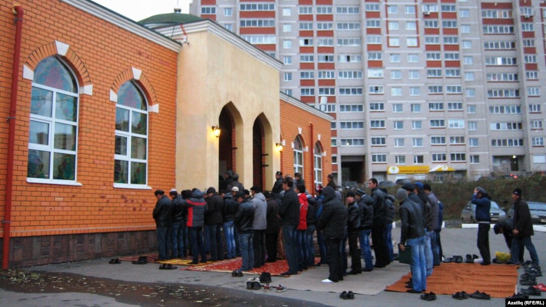 Гаеткә килүчеләр мәчет алдында да төзелешеп намаз укыдылар