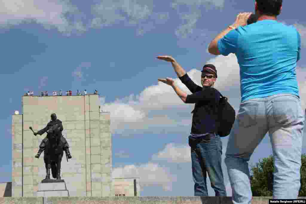 Turiști în preajma monumentului Národní památník na Vítkově.