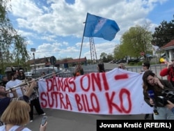 Održano je više protesta u Beogradu i Novom Sadu sa kojih se zahtevalo da privedeni aktivisti budu pušteni na slobodu. Ovaj je bio ispred Okružnog zatvora na Klisi u Novom Sadu, 12. aprila 2025.