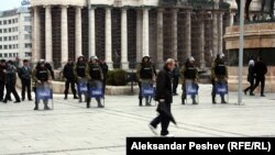 Полицијата ги обезбедува протестите во Скопје на 16 април 2012 по петкратното убиство во Смиљковци.