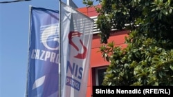 Zastave "Gazproma" i "NIS"-a ispred sjedišta "Jadran-naftagasa" u Banjaluci, 24. jun 2025.