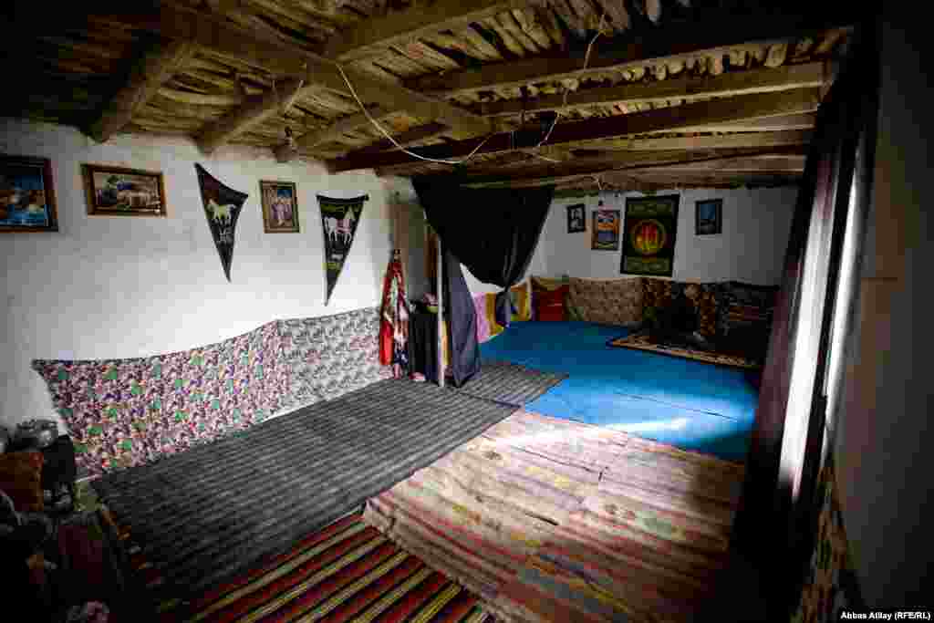 Kənd məscidinin içi.