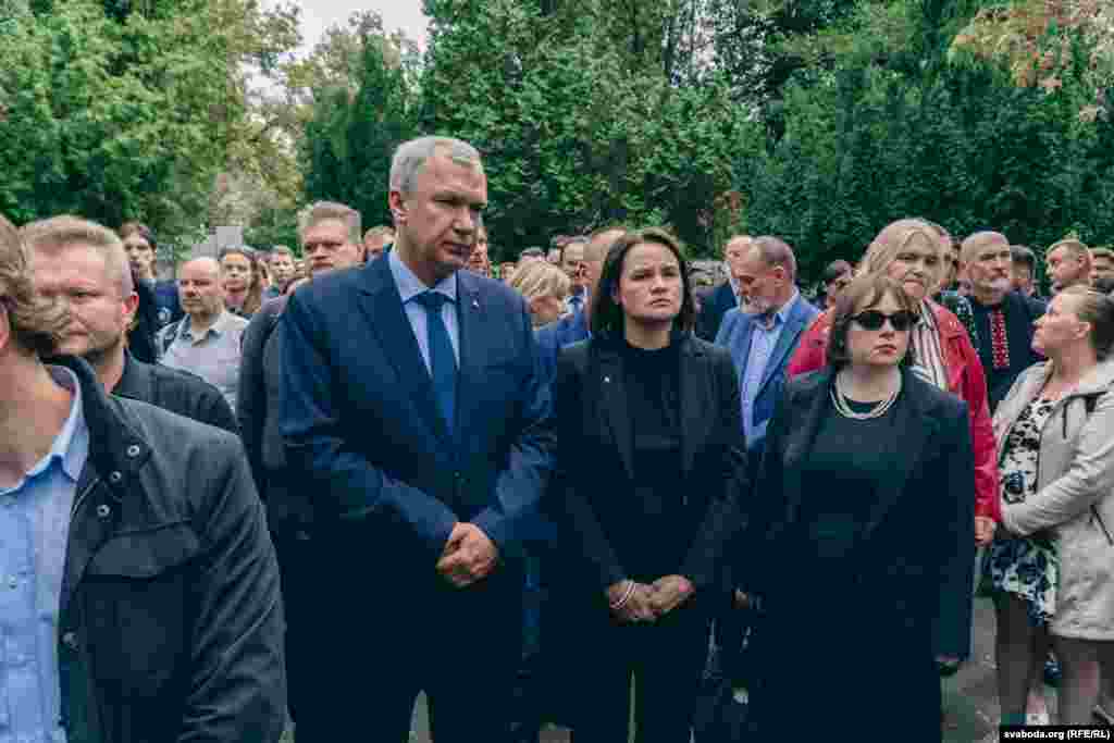 Павал Латушка і Сьвятлана Ціханоўская (у цэнтры) на пахаваньні Аляксандра Мілінкевіча.