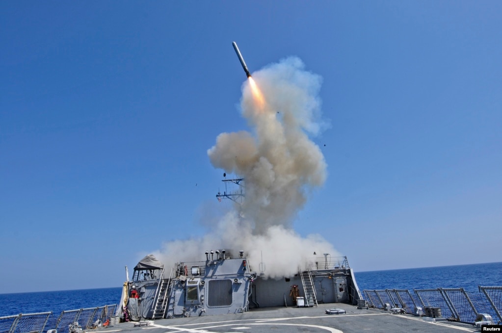 Một tàu Hải quân Hoa Kỳ phóng tên lửa Tomahawk trên biển Địa Trung Hải vào tháng 3 năm 2011. Hiện chưa rõ Ukraine sẽ xử lý loại vũ khí này như thế nào, vốn thường được phóng từ tàu hải quân hoặc tàu ngầm. Tomahawk có thể được phóng từ một số máy bay, nhưng một quan chức Ukraine thừa nhận với các phóng viên rằng Tomahawk "không dễ sử dụng" nếu không có máy bay ném bom chiến lược, mà Kiev không sở hữu.