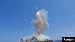 Әскери кемеден жіберілген Tomahawk ракетасы.
