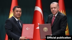 Президенты Кыргызстана и Турции Садыр Жапаров и Реджеп Тайип Эрдоган после подписания двусторонних соглашений. 9 июня 2021 года. 