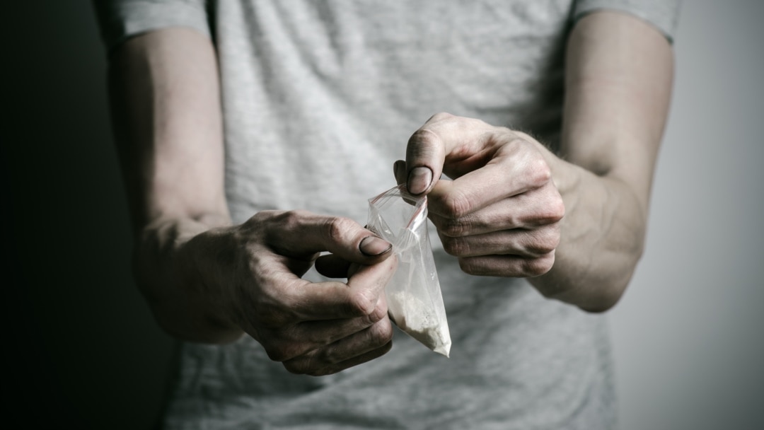 Ол дәретханаға сидит және трахается