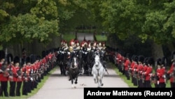 Povorka kočija stiže u dvorac Windsor u Berkshireu tokom ceremonijalnog dočeka američkog predsjednika Donalda Trumpa, prvog dana njegove druge državne posjete Velikoj Britaniji.