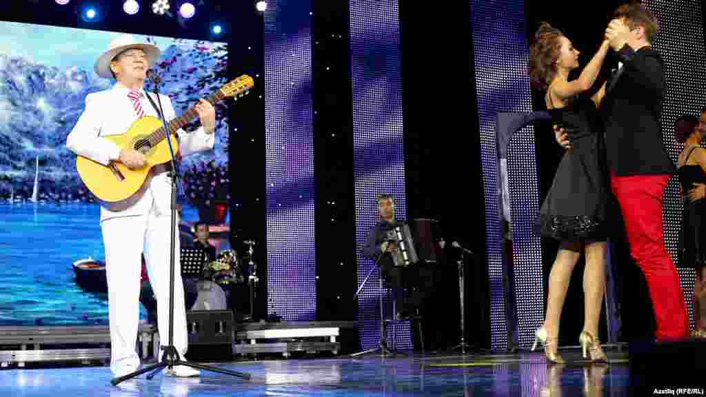 Җырчы Асаф&nbsp;Вәлиев һәм "Сәйдәш" биючеләре 