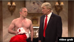 SNL satirik televerilişindən Donald Trump və Vladimir Putini təsvir edən kadr.