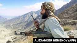 Боевик из Таджикистана на позиции на севере Афганистана