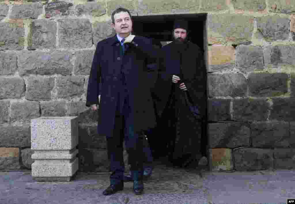 Kosovo - Premijer Srbije Ivica Dačić, posjetio je manastir Gračanica, 14. januar 2014. Foto: AFP / Armend Nimani 
