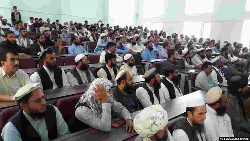 Profesori și studenți din provincia Khost din Afganistan s-au adunat pentru a le cere talibanilor redeschiderea universităților.&nbsp;După preluarea conducerii Afganistanului de către talibani, școlile și universitățile s-au închis în mare parte a țării. &nbsp;