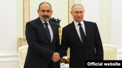 Исполняющий обязанности премьер-министра Армении Никол Пашинян (слева) и президент России Владимир Путин