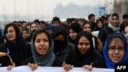 Участницы марша протеста против насилия в отношении женщин. Кабул, 14 февраля 2013 года. 