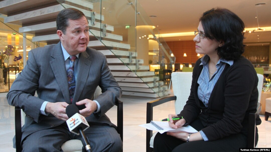 ABŞ dövlət katibinin demokratiya, insan hüquqları və əmək məsələləri üzrə köməkçisinin müavini Thomas Melia AzadlıqRadiosuna müsahibə verərkən