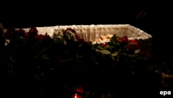 Борис Немцовпен қоштасу рәсімінде марқұмның табытта жатқан мәйіті. Мәскеу, 3 наурыз 2015 жыл.