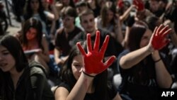Atena, 5 aprilie: Studenții unei școli de muzică organizează un protest în memoria tinerei Kyriaki Griva, ucisă de fostul său partener în fața secției de poliție unde s-a dus să ceară ajutor.