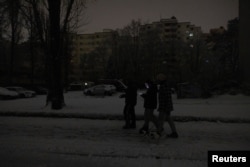 Люди йдуть темною вулицею в одному з районів Берліна, 3 січня 2026 року