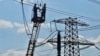 Electricieni lucrează la o linie de înaltă tensiune. Imagine simbol