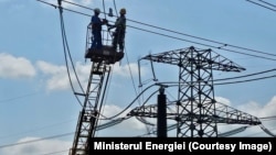Electricieni lucrează la o linie de înaltă tensiune. Imagine simbol
