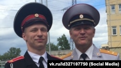 Într-o fotografie publicată pe rețelele de socializare în 2016, Kirill Hrameev (stânga) și tatăl său, ofițerul FSB Iuri Hrameev, apar la ceremonia de absolvire a unei academii militare din Sankt Petersburg.