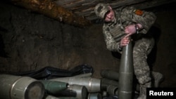 Ілюстраційне фото. Український військовий перевіряє 152-міліметрові снаряди для гаубиці Д-20 перед веденням вогню, Запоріжжя, квітень 2026 року