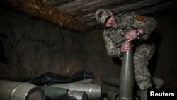 Ілюстраційне фото. Український військовий перевіряє 152-міліметрові снаряди для гаубиці Д-30 перед вогнем по російських військах на Запорізькому напрямку, квітень 2026 року