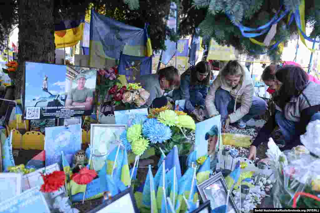 Близькі загиблих військових прибирають ділянку і встановлюють нові фотографії 