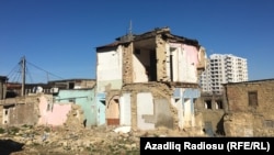 Sovetskidə söküməkdə olan tənha ev.