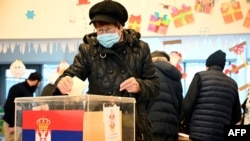 Građanka Srbije glasa na izborima u Beogradu, 17. decembra 2023.