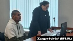 Ермек Әбдірешов пен қорғаушысы Маржан Аспандиярова сотта. 19 қаңтар 2026 жыл.