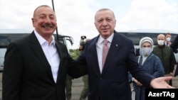 Түркия президенті Режеп Тайып Ердоған (оң жақта) мен Әзербайжан президенті Ильхам Әлиев (сол жақта) Физулиде. 15 маусым 2021 жыл. 