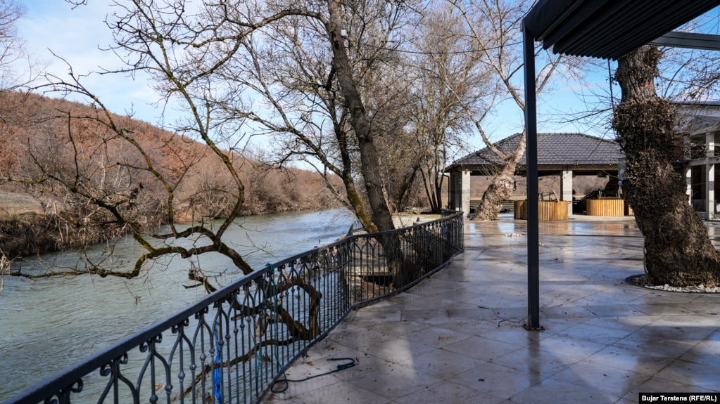 Drini rrjedh pranë restorantit të Berishës në Volljakë të Klinës.Përveç Drinit, në Klinë rrjedh edhe lumi Bistrica dhe Berisha thotë se mbeturinat e mbledhur në këta dy lumenj bëjnë që ato të dalin nga shtrati sa herë ka shira të rrëmbyeshëm.