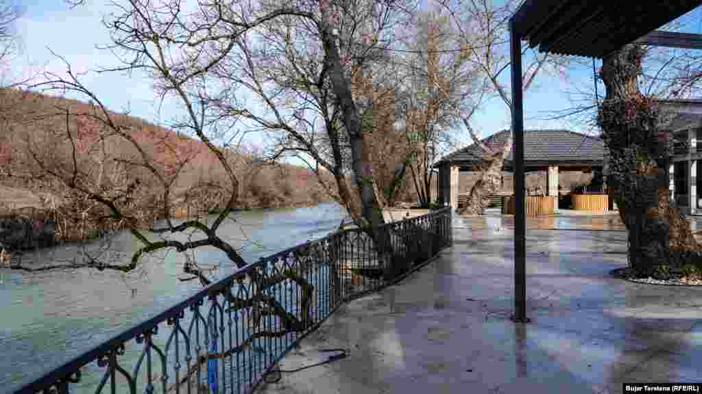 Drini rrjedh pranë restorantit të Berishës në Volljakë të Klinës.Përveç Drinit, në Klinë rrjedh edhe lumi Bistrica dhe Berisha thotë se mbeturinat e mbledhur në këta dy lumenj bëjnë që ato të dalin nga shtrati sa herë ka shira të rrëmbyeshëm.