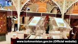 Aşgabatda gurnalan kitap ýarmarkasyndan bir görnüş. Arhiw suraty