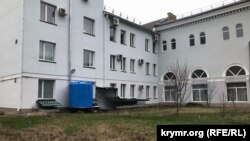 Резервуар с водой на территории Российского университета правосудия в Симферополе