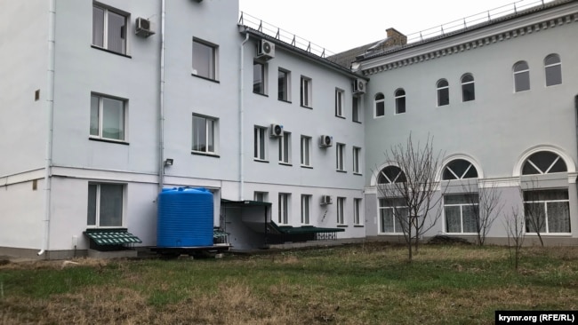 Резервуар с водой на территории Российского университета правосудия в Симферополе