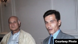 Баҳодир Қамбаров(ўнгда) АҚШ дан бошпана топган яна бир сиëсий муҳожир Тошпўлат Йўлдошев билан бирга.
