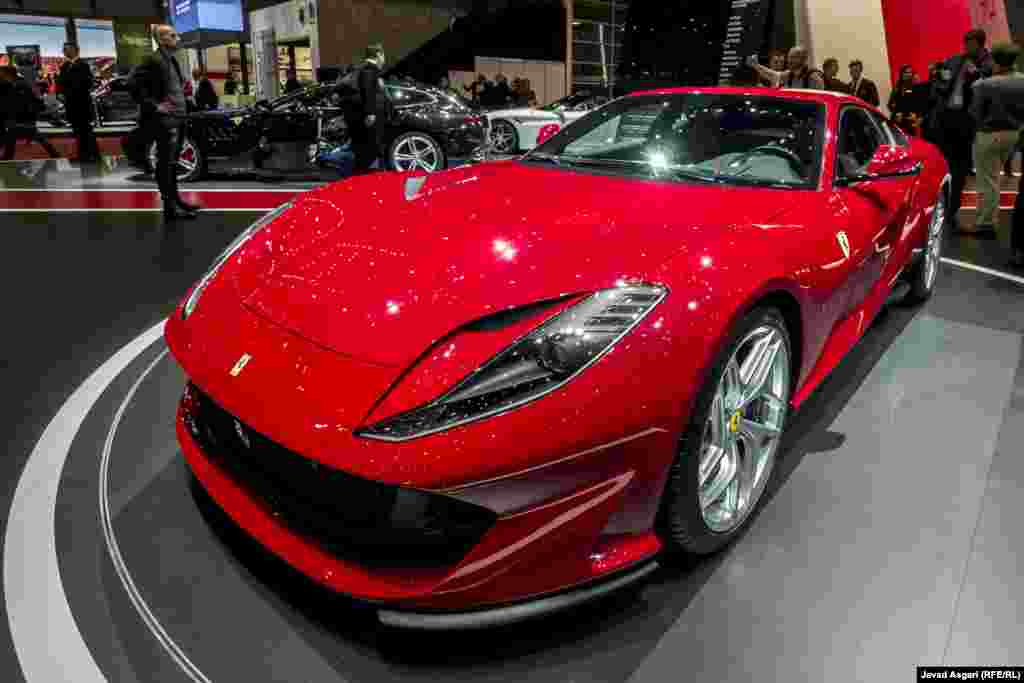 &nbsp; هوندا در نمایشگاه مدل سیویک تایپ آر که &nbsp;یک خودرو اسپرت ارزان قیمت است را در نمایشگاه معرفی کرد &nbsp;،این محصول &nbsp;قدرتمندترین مدل سیویک است که &nbsp;با موتور ۲ لیتری توربوشارژ خود، ۳۱۵ اسب بخار قدرت تولید می کند &nbsp;و طی مدت &nbsp;۵ ثانیه به سرعت ۱۰۰ کیلومتر در ساعت می&zwnj;رسد. قیمت این مدل احتمالا حدود &nbsp;۳۵ هزار دلار است.